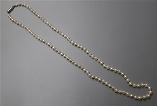 A single strand graduated cultured pearl necklace, with white metal clasp, 44cm.